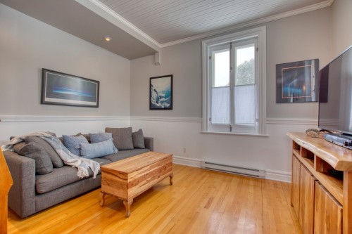 Salon - 110 Rue Notre-Dame, Oka, QC 