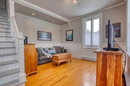 Salon - 110 Rue Notre-Dame, Oka, QC 
