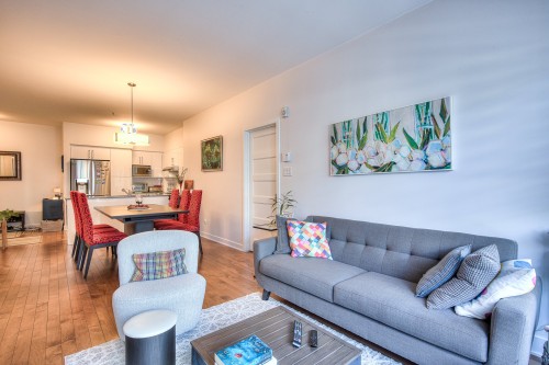 Salon - 305-191 Av. Brock S., Montréal-Ouest, QC 