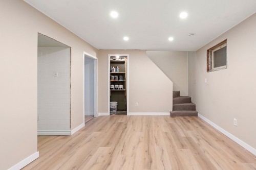 Salle familiale - 4328 Av. Des Fauvettes, Québec (Charlesbourg), QC 