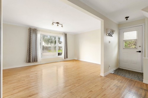Salon - 4328 Av. Des Fauvettes, Québec (Charlesbourg), QC 