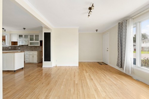 Salon - 4328 Av. Des Fauvettes, Québec (Charlesbourg), QC 