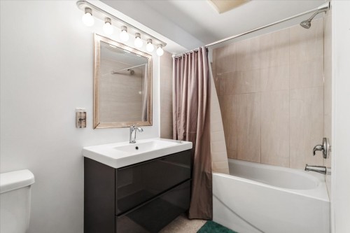Bathroom - 661  - 663 Av. Alepin, Montréal (Lasalle), QC 