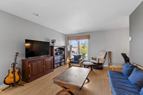 Salon - 818A  - 818C Boul. Le Bourg-Neuf, Repentigny (Le Gardeur), QC 