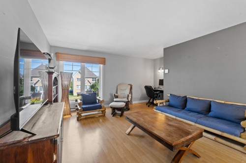 Salon - 818A  - 818C Boul. Le Bourg-Neuf, Repentigny (Le Gardeur), QC 