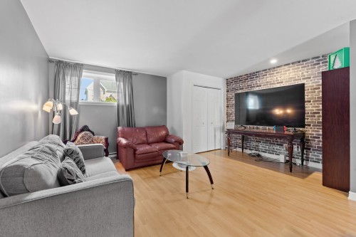 Salon - 818A  - 818C Boul. Le Bourg-Neuf, Repentigny (Le Gardeur), QC 