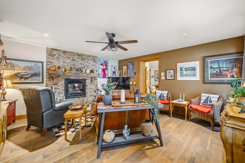 Salon - 5101 Rue St-Georges, Lévis (Desjardins), QC 