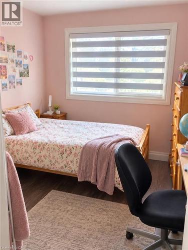 Window with horizontal blinds, wood-finish flooring, and light-toned walls - 73 Larkspur Crescent, Kitchener, ON 