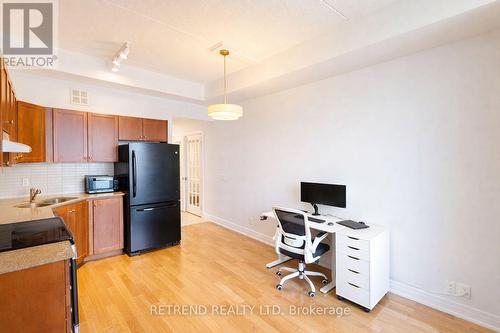 205 - 2737 KEELE STREET , Toronto, Ontario M3M 2E9 5