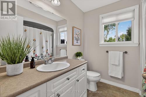 4-pc Upstairs bathroom - 121 Tanoak Drive, London North (North E), ON 