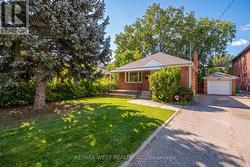 32 PINE AVENUE N Mississauga, ON L5H 2P8