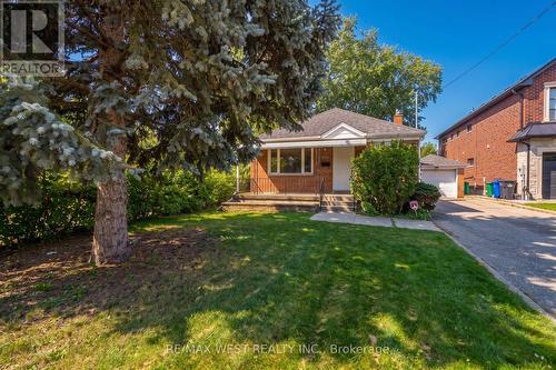 32 Pine Avenue N, Mississauga, ON 