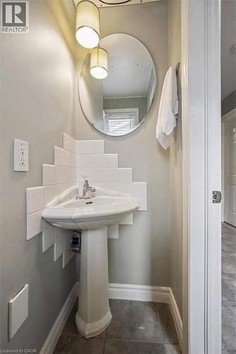2Pc Powder on Entry Level - 112 Margaret Avenue N, Waterloo, ON 
