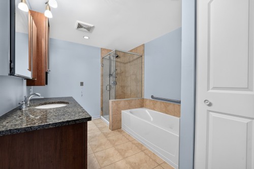 Salle de bains - 2210-8855 Boul. Leduc, Brossard, QC 