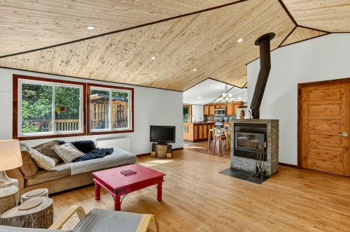 Living Room - 763 Rue Des Sapins, Saint-Hippolyte, QC 
