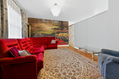 Salon - 196 Rue Greenfield, Longueuil (Greenfield Park), QC 