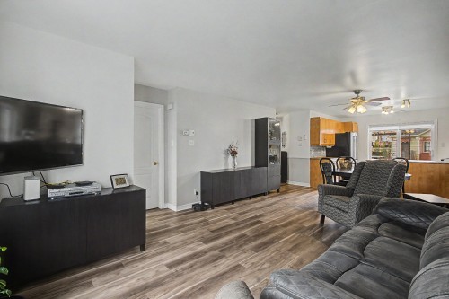 Salon - 922 Rue Lanoue, Saint-Jean-Sur-Richelieu, QC 