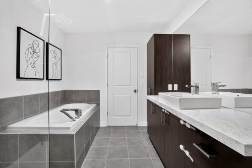 Bathroom - 147 Rue Du Parc-Des-Érables, Laval (Auteuil), QC 