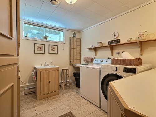 Laundry - 9 Rue Maude, Saint-Placide, QC 