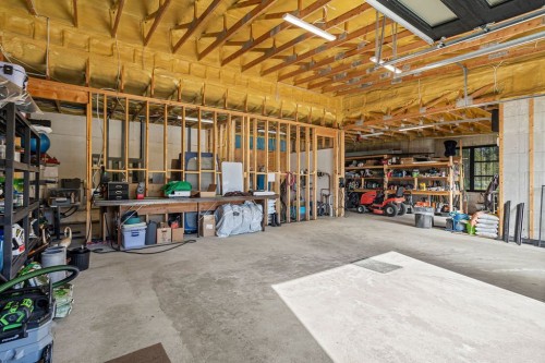 Garage - 10 Av. D'Anjou, Estérel, QC 