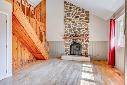 Salon - 64 Rue De La Chute-Rouge, Sainte-Marguerite-Du-Lac-Masson, QC 