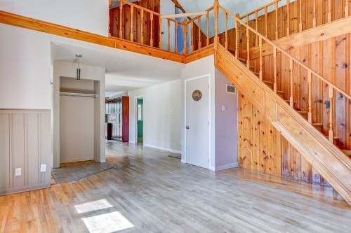 Salon - 64 Rue De La Chute-Rouge, Sainte-Marguerite-Du-Lac-Masson, QC 