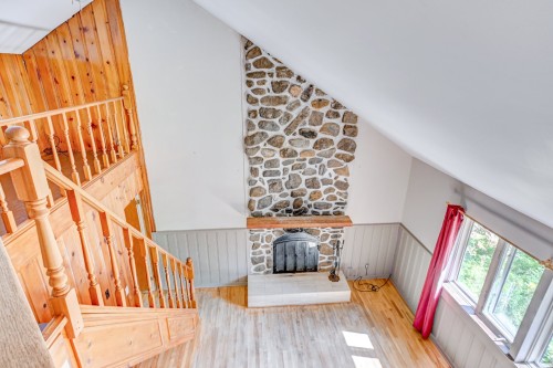 Salon - 64 Rue De La Chute-Rouge, Sainte-Marguerite-Du-Lac-Masson, QC 