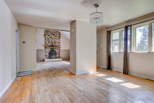 Salon - 64 Rue De La Chute-Rouge, Sainte-Marguerite-Du-Lac-Masson, QC 