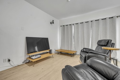Salon - 390  - 394 Rue Franklin, Québec (La Cité-Limoilou), QC 
