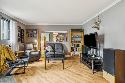 Salon - 2-12840 Rue De Montigny, Montréal (Rivière-Des-Prairies/Pointe-Aux-Trembles), QC 