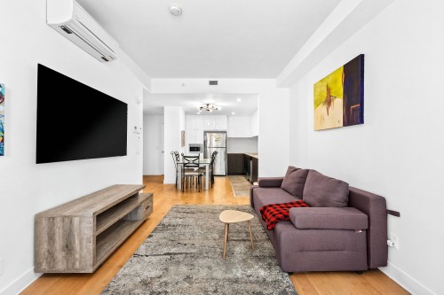 Salon - 402-5265 Av. De Courtrai, Montréal (Côte-Des-Neiges/Notre-Dame-De-Grâce), QC 