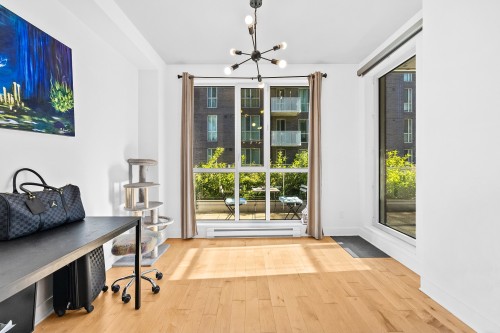 Salon - 402-5265 Av. De Courtrai, Montréal (Côte-Des-Neiges/Notre-Dame-De-Grâce), QC 