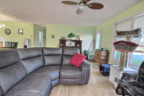 Salon - 58 Av. Marcotte, Rouyn-Noranda, QC 