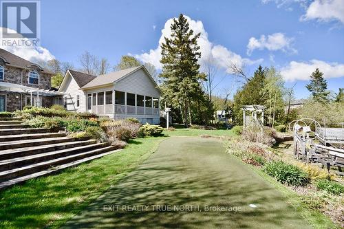Water side putting green! - 3021 Sandy Bend, Springwater, ON 