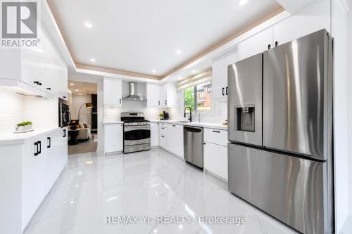 4 Simmons Crescent, Aurora, ON 