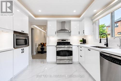 4 Simmons Crescent, Aurora, ON 