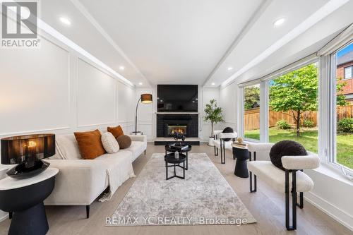 4 Simmons Crescent, Aurora, ON 