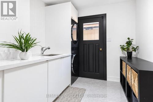 4 Simmons Crescent, Aurora, ON 