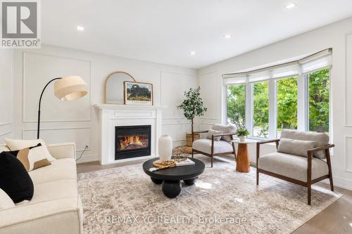 4 Simmons Crescent, Aurora, ON 