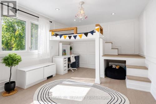 4 Simmons Crescent, Aurora, ON 