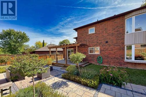 4 Simmons Crescent, Aurora, ON 