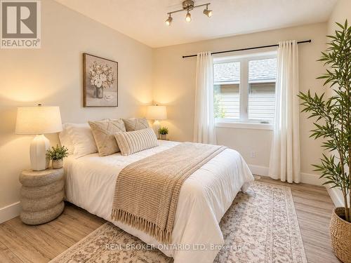 22 Queensway Drive, Strathroy-Caradoc (Se), ON 