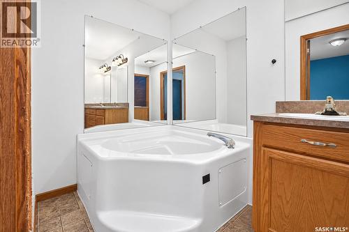 J5 1295 9Th Avenue Ne, Moose Jaw, SK 