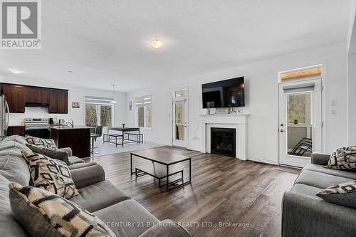 Eat-in-Kitchen w Breakfast Bar &Family &Muskoka Rm - 22 Dyer Crescent, Bracebridge, ON 