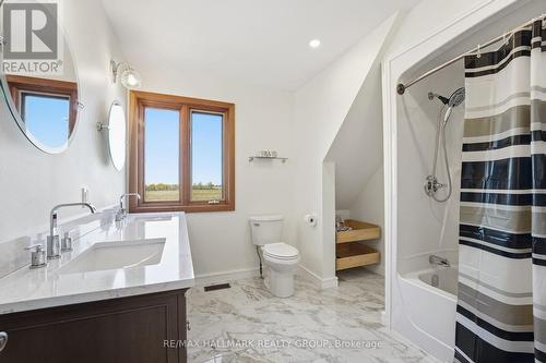Upper level main bathroom w/ double sinks - 11709 County  38 Road, North Dundas, ON 