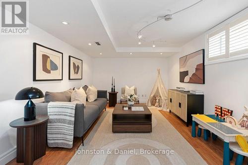 4 Lyndhurst Court, Toronto, ON 