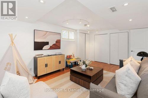 4 Lyndhurst Court, Toronto, ON 
