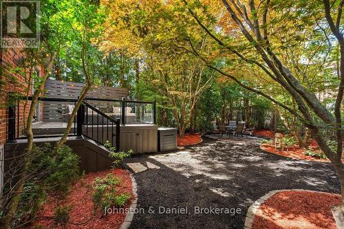 4 Lyndhurst Court, Toronto, ON 