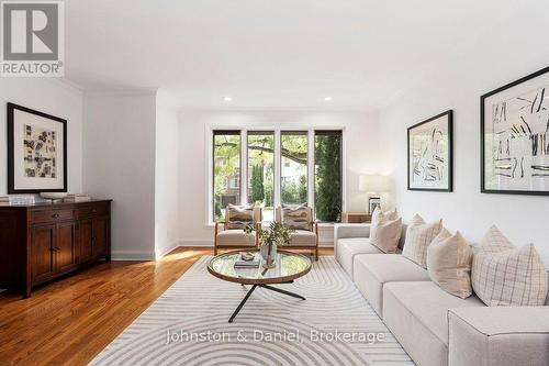 4 Lyndhurst Court, Toronto, ON 