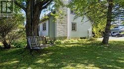 Spacious side yard, as a cozy extra spot - 